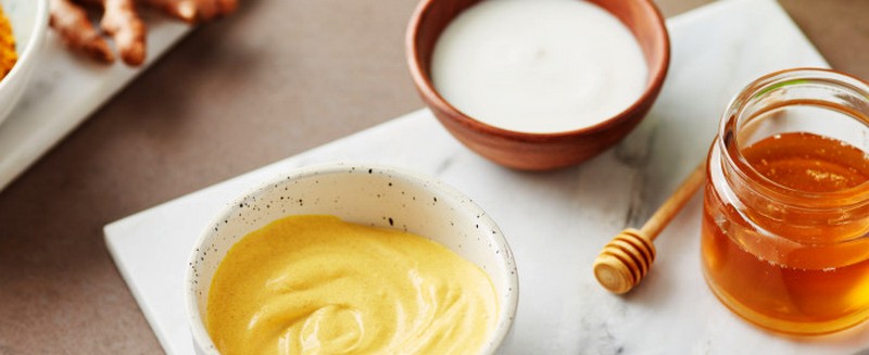 Soin pour cheveux crépus à base de miel et de jaune d'oeuf