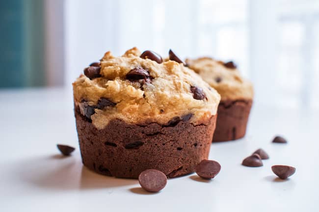 pepites de chocolat sur un gateau