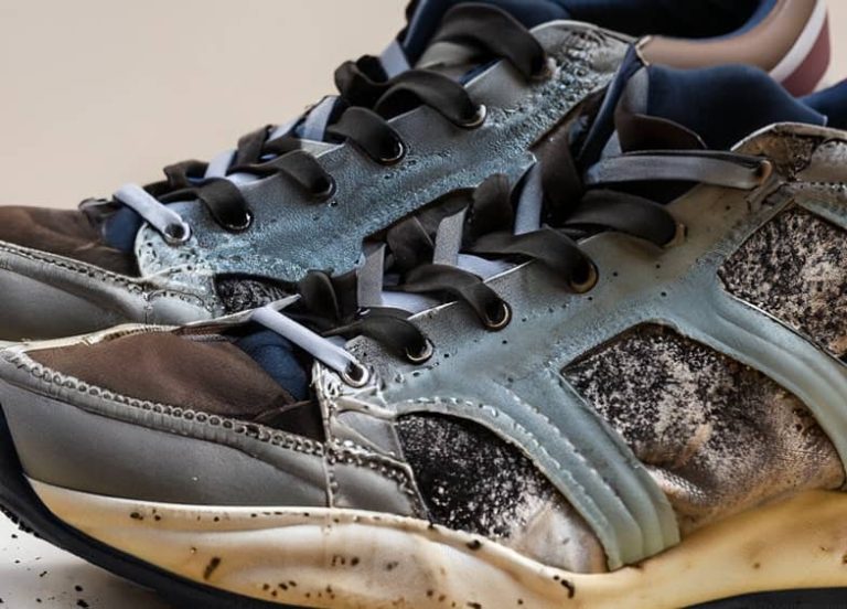 Une paire de baskets avec du goudron dessus.