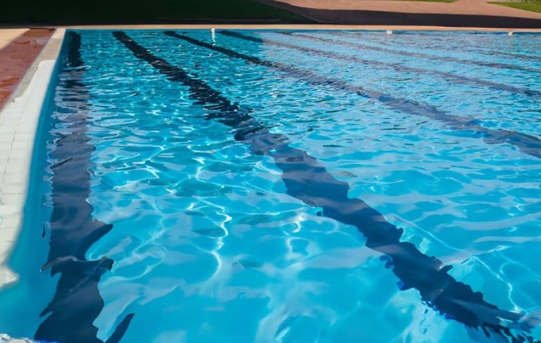 Une piscine avec une ligne d'eau bleue.